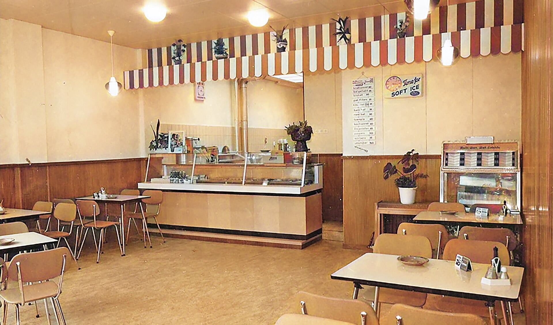 In de jaren '60 opende Gert Nederend naast zijn zaak een cafetaria dat hij de naam 'Arminius' gaf. Op de foto is rechts de jukebox goed te zien. De 'Eenarmige bandiet' die ook veel aantrekkingskracht had, is op deze foto nog niet aanwezig.