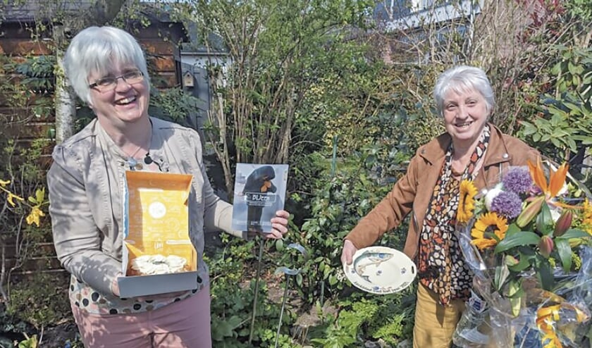 <p pstyle="BODY">Links pastoraal werkster Marion Korenromp en rechts eindredacteur Annemiek - Beeld van de Zalige Zalm.</p>