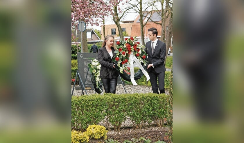 <p pstyle="BODY">Namens de Oudewaterse gemeenteraad legden Monique van den Berg en Vincent Bos een krans.</p>
