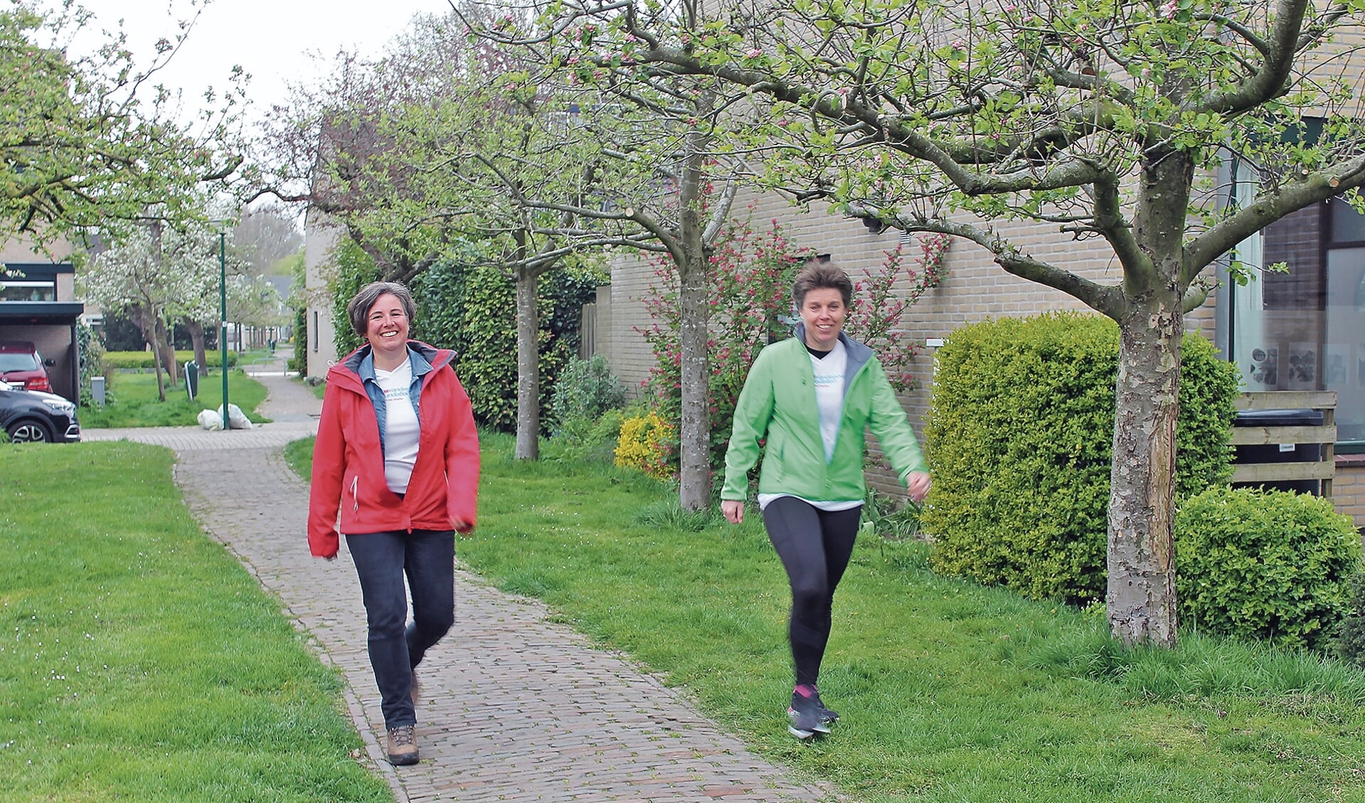 Barbara Griffioen en Henny Korrel aan het wandelen in het Appellaantje.
