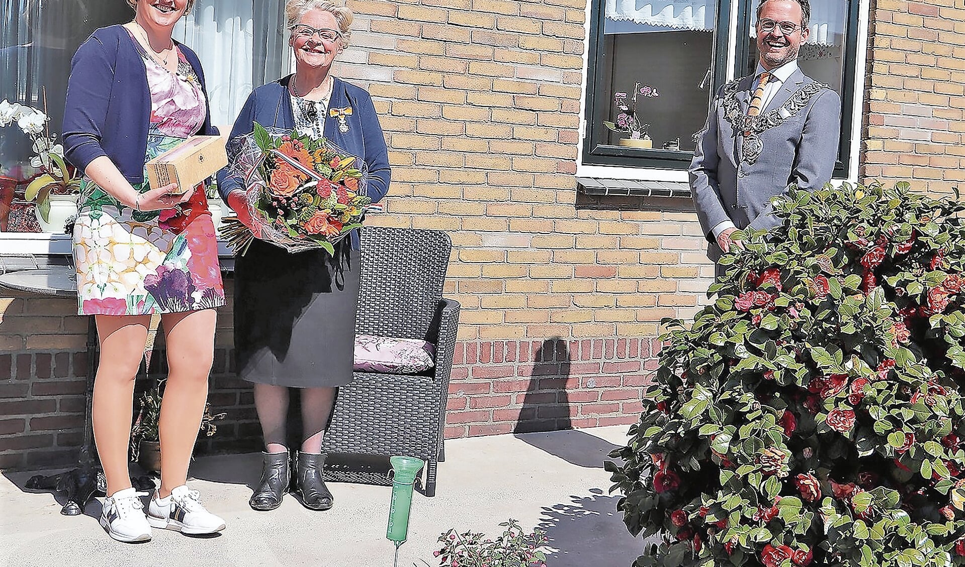 Trots en vreugdevol en in het bijzijn van haar dochter ontving mevrouw. A.J. Smits-Floor uit handen van burgemeester Laurens de Graaf de Koninklijke Onderscheiding en het lintje 'Lid in de Orde van Oranje-Nassau'. Ook werd zij verrast met een boeket bloemen en heerlijke oranjetompoezen.