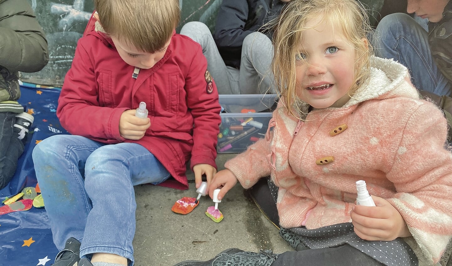 De kinderen bewerkten de stenen met nagellak en acrylstiften.