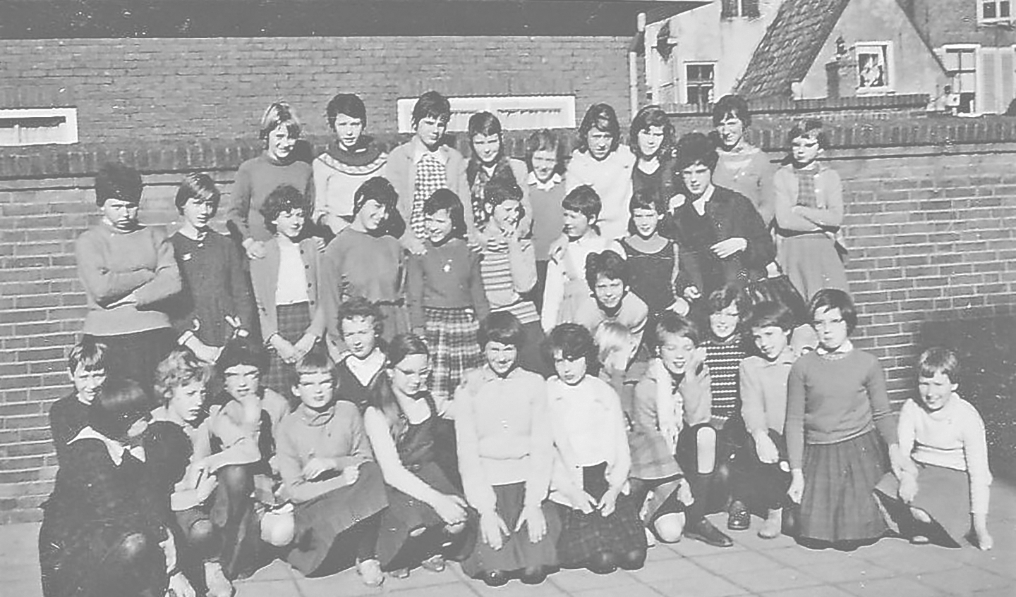De zesde klas van de Mariaschool schooljaar 1961/1962 met derde van rechts onder Bets Vermeij.