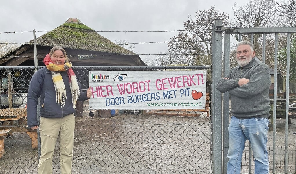 Freelance journalist Gaby van Ruiten en Dirk de Jong van de Kinderboerderij roepen iedereen op te helpen bij het verzamelen van foto's en verhalen van het Stadspark.