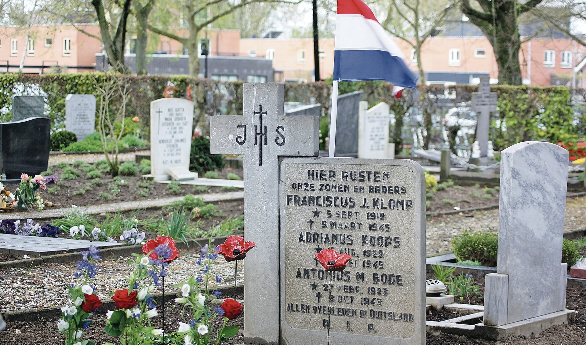 Op de foto de grafzerk die ons herinnert aan het drietal, die net als meerdere stadsgenoten als dwangarbeiders naar Duitsland werden weggevoerd.