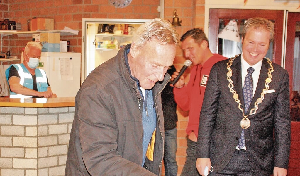 De door bakker Stijnman geschonken taart werd door oud-voorzitter Nico Kool en de burgervader aangesneden.