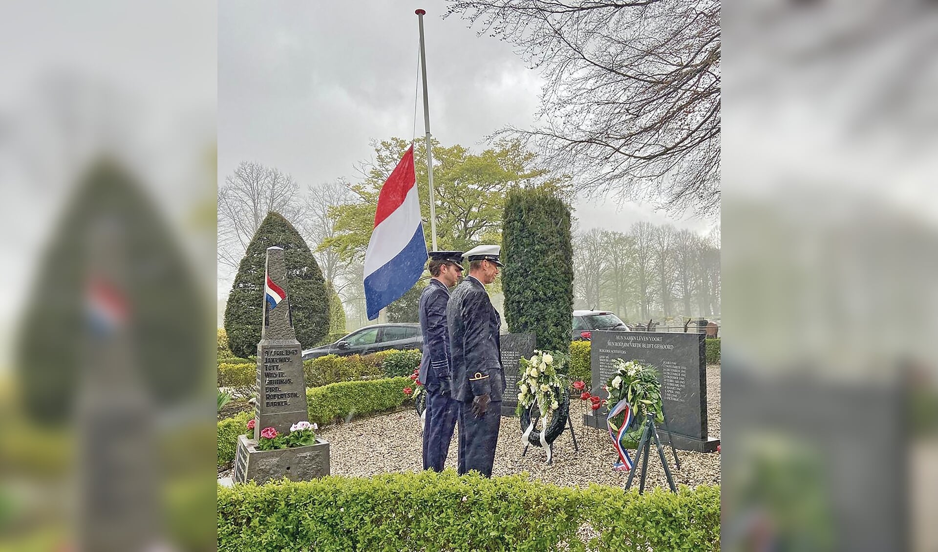 In Oudewater legden Rob Vianen en Willem van Amerongen - ondanks de stromende regen - een krans namens de veteranen.