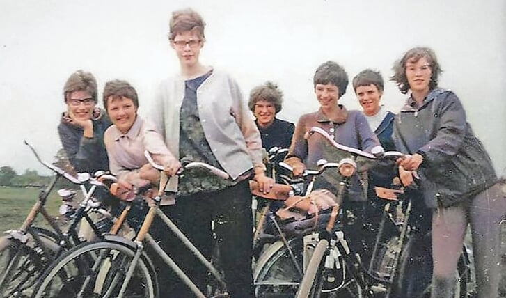 De fietsclub bij de Lek van links naar rechts: Leny Strien, Geertje Vermeij, Truus Strien, Tilly Vermeij, Trudy Vermeij, Betsy Vermeij en Jozefien Strien.