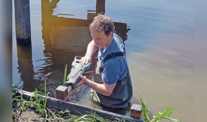 <p pstyle="BODY">Hans van Eijk werkt aan de beschoeiing.</p>