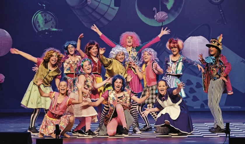 <p>In kleurrijke decors en met prachtige kostuums aan stonden de kinderen te stralen als echte musicalsterren.</p>