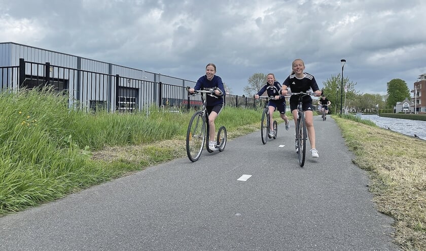 <p pstyle="BODY">Leerlingen van het Wellant college gingen met de kickbikes erop uit.</p>