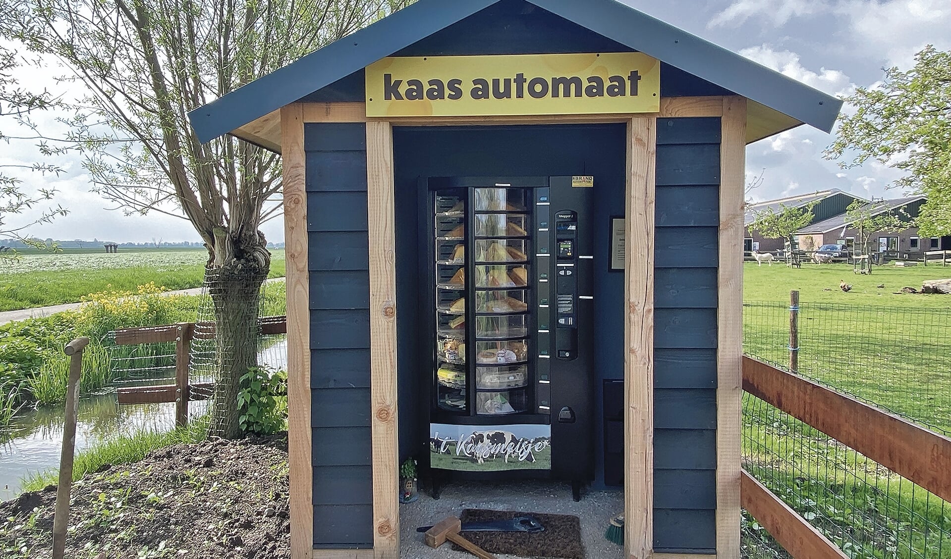 De kaas automaat bij Doruvael op Blokland moet wekelijks bijgevuld worden. Er zijn ook borrelplankjes verkrijgbaar.
