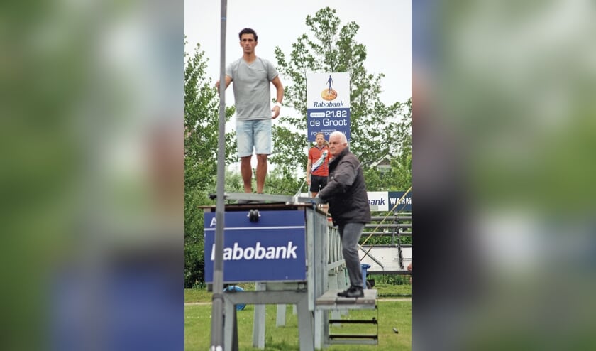 <p pstyle="BODY">Terwijl Mike Backx de stok plaatst voor de sprong van Rian Baas en de 'mikker' de aanwijzingen volgt van de springer zelf, is achter het schansrecord van Jaco de Groot zichtbaar.</p>