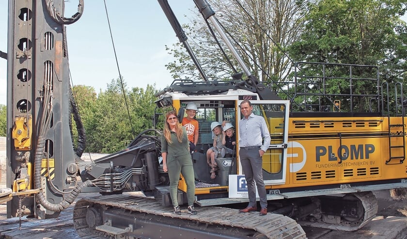 <p>De kinderen van Martijn Verwoerd en Jessica van Vliet, Stijn, Fleur en Joop de eerste paal voor dit unieke pand.</p>
