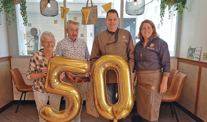 <p pstyle="BODY">50 jaar Bakkerij van der Eijk, v.l.n.r. Annie, Jan, Arjan en Bianca.</p>
