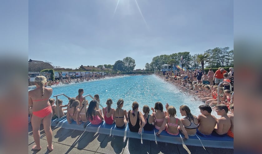 <p pstyle="BODY">Bijna 700 kinderen deden er mee aan het stuivertje duiken.</p>