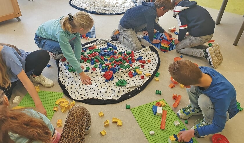 <p>Al spelend leerden de leerlingen over constructies en stevigheid, over architectuur en geschiedenis, en ook over programmeren. </p>