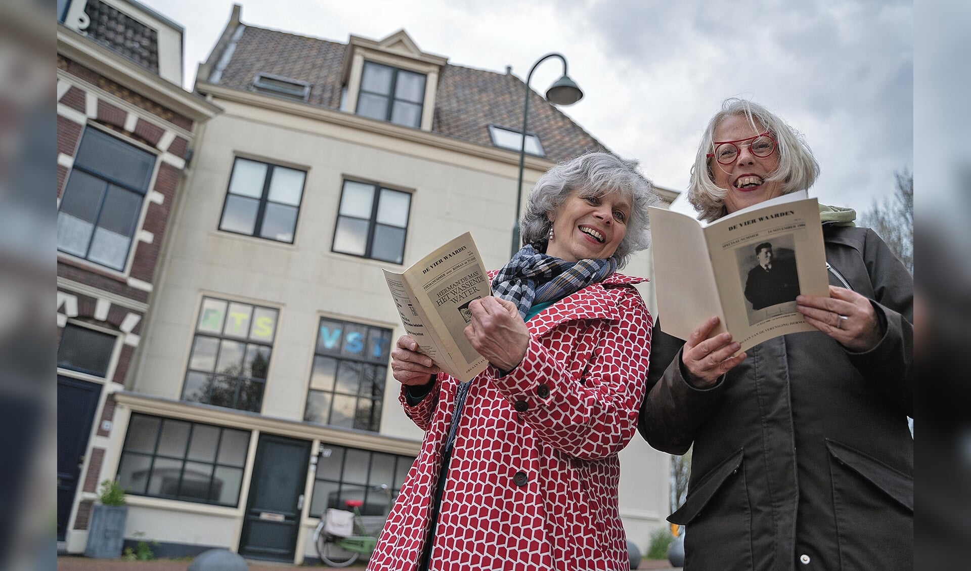 De organisatoren van de Herman de Manmaand, Lyanne de Laat (l.) en Gerda Hoogendijk.