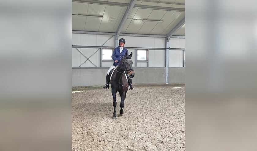 <p pstyle="BODY">Ramona Voorhof met het paard Fantomas.</p>