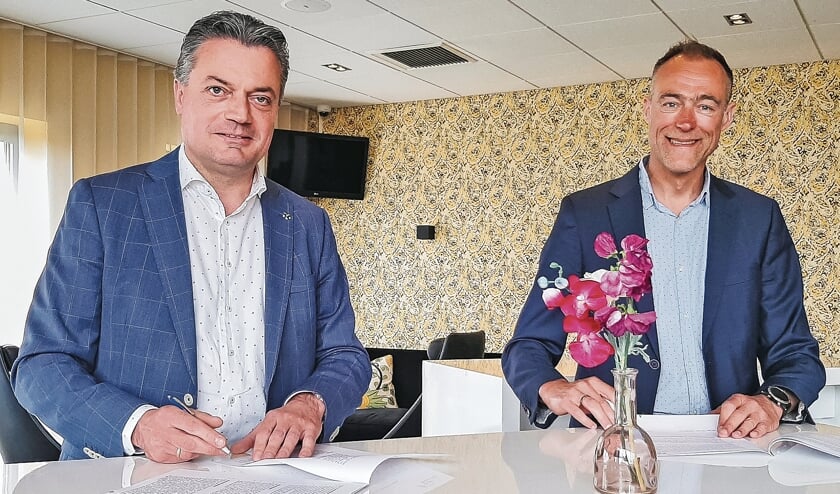 <p pstyle="BODY">Wim Kulik en Gerwin Kamps (rechts) zetten officieel de handtekening.</p>