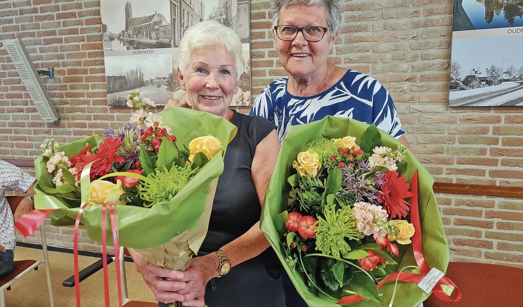 Anneke La Lau en Amy van der Louw kregen allebei een vrolijke bos bloemen en een Zonnebloembeeldje.