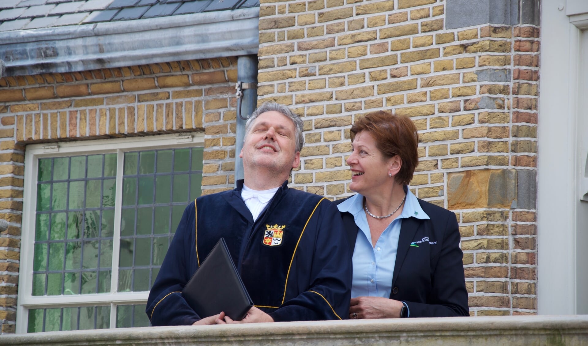 Trouwambtenaar Wim Lagendijk en de bode mevrouw Corrie Nobel zijn er blij mee… Eindelijk weer een huwelijksvoltrekking in Haastrecht.