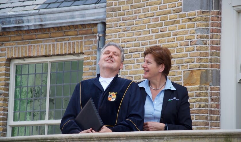 <p>Trouwambtenaar Wim Lagendijk en de bode mevrouw Corrie Nobel zijn er blij mee… Eindelijk weer een huwelijksvoltrekking in Haastrecht.</p>