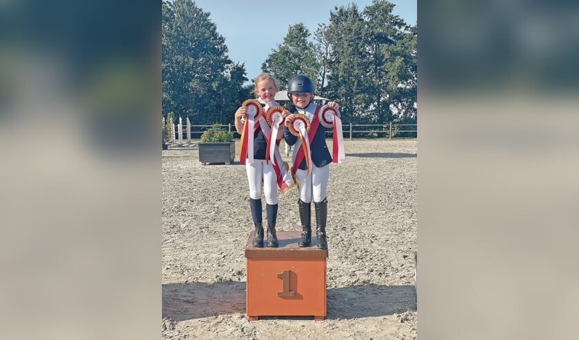 Sophia en Olivia met hun prijzen