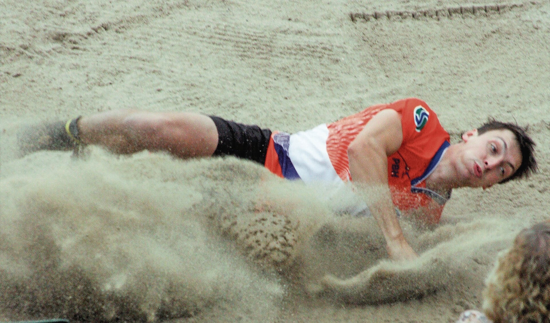Thomas van Midden landt na 20.84 in het zandbed.