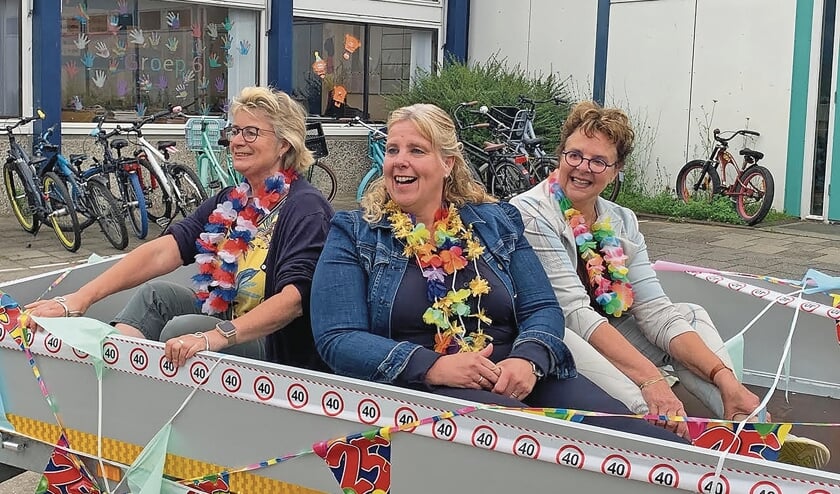 <p pstyle="BODY">Op de platte kar van links naar rechts Trees Slootjes, Marie-José Nulkens, Annemieke van den Hoek.</p>