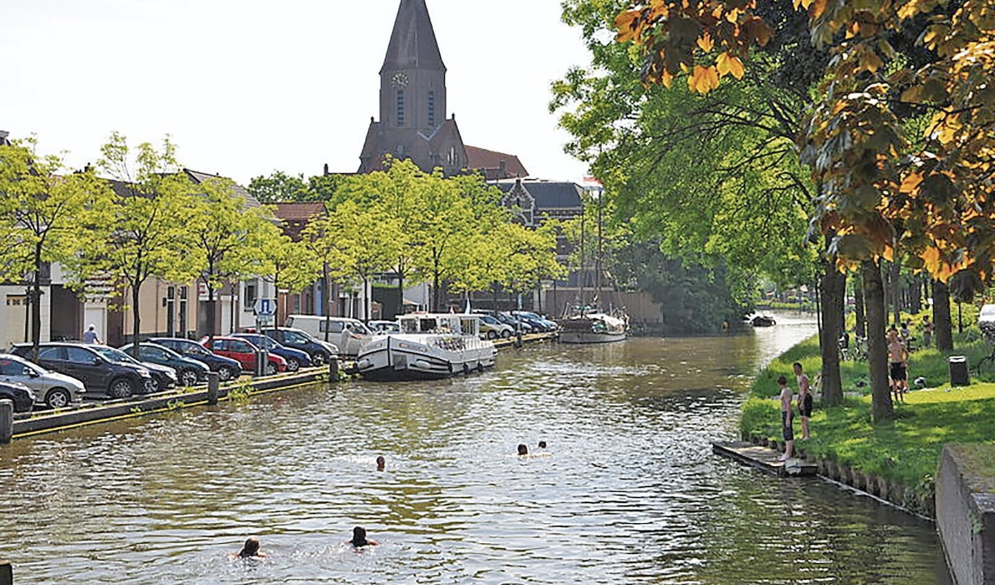 Zwemmers op een zomerdag in Montfoort (bron Wikipedia, een onderwijsgek).