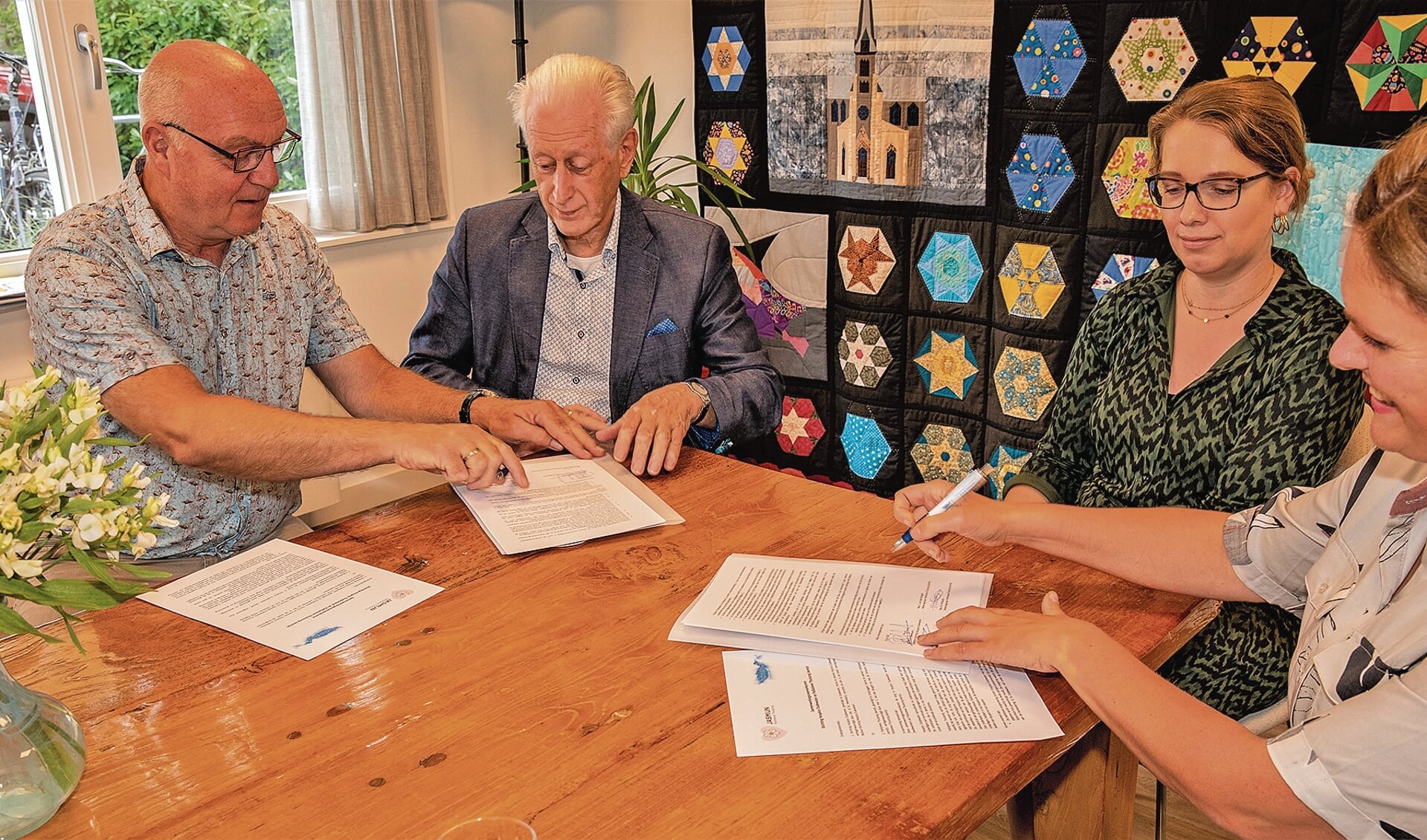Van links naar rechts Ruud Heemskerk en Aad de Greef (van het bestuur van Hospice Oudewater), Marianne Verboom en Carolien van den Boogert (Jasmijn); foto Bert van der Horst