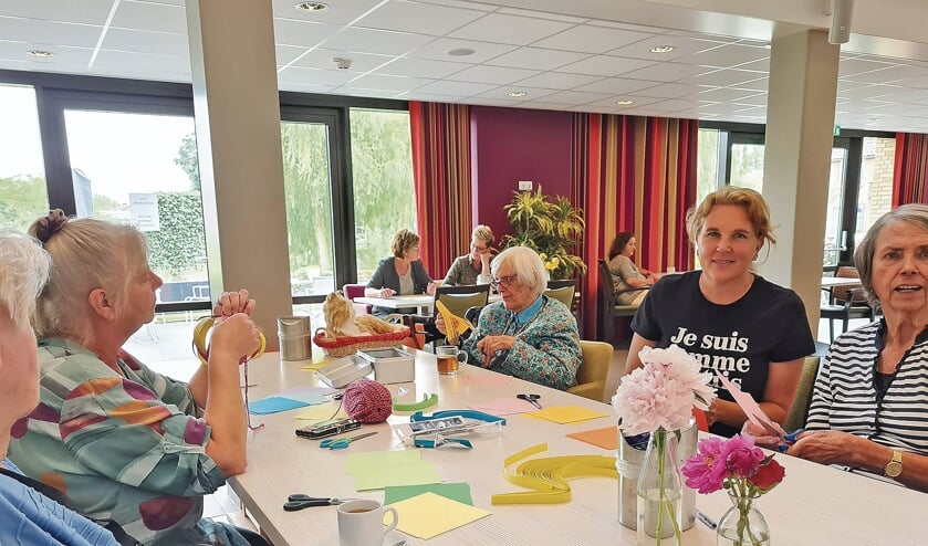 <p pstyle="BODY">Activiteitenbegeleidster Maureen Zonnevylle is blij dat ze weer gasten van buiten kan ontvangen.</p>
