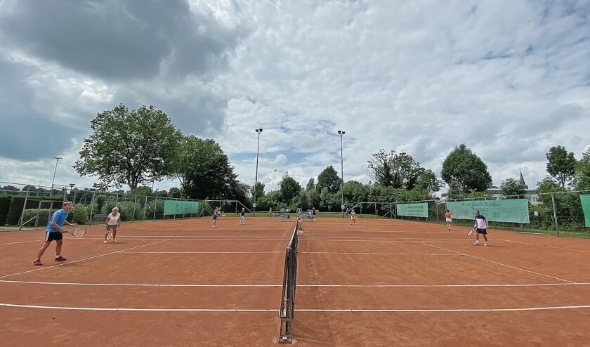 <p pstyle="BODY">Volop genieten op het seniorentennistoernooi in Montfoort.</p>