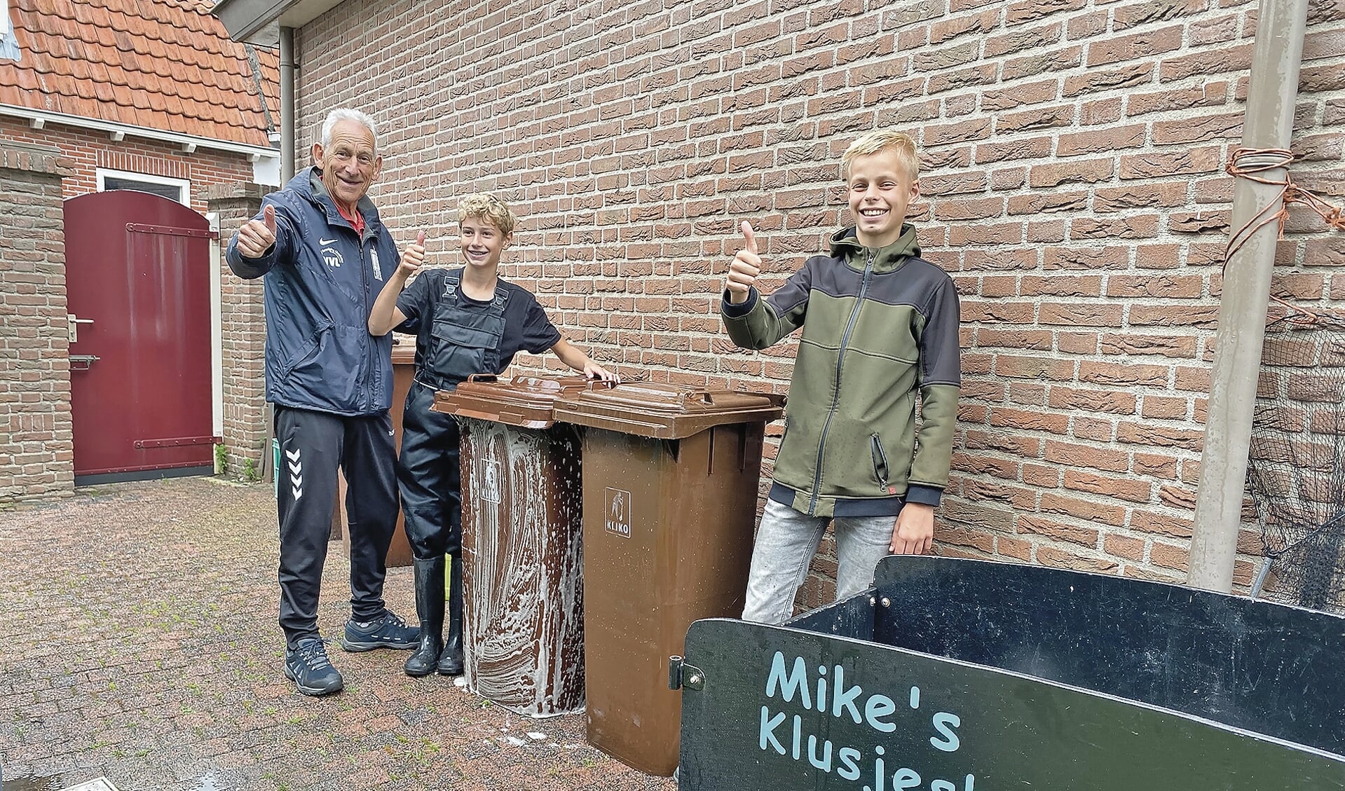 Van links naar rechts Nico, Mike, Gerbrand bij een blinkend schone en vieze kliko.