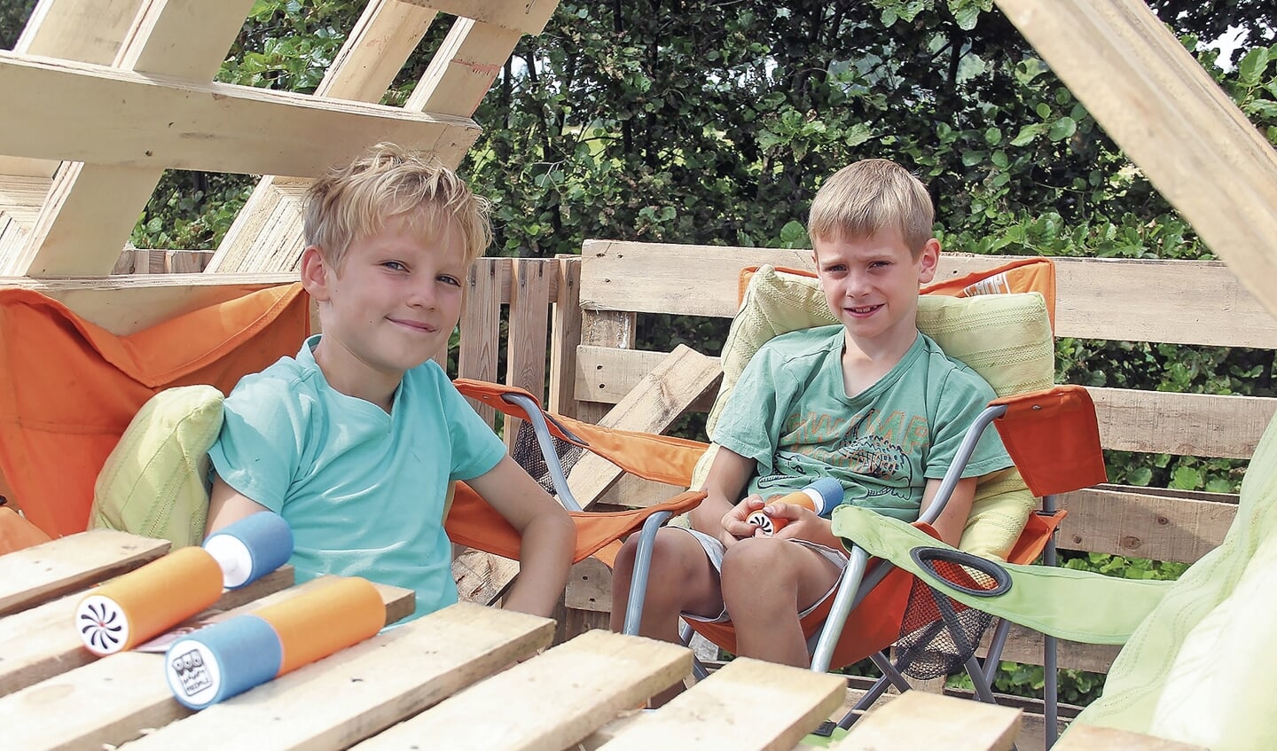 Berend Snel en Gabriël Post genietend op het balkon van hun hut. Bram Markus had ook meegebouwd. Hij was even naar huis.