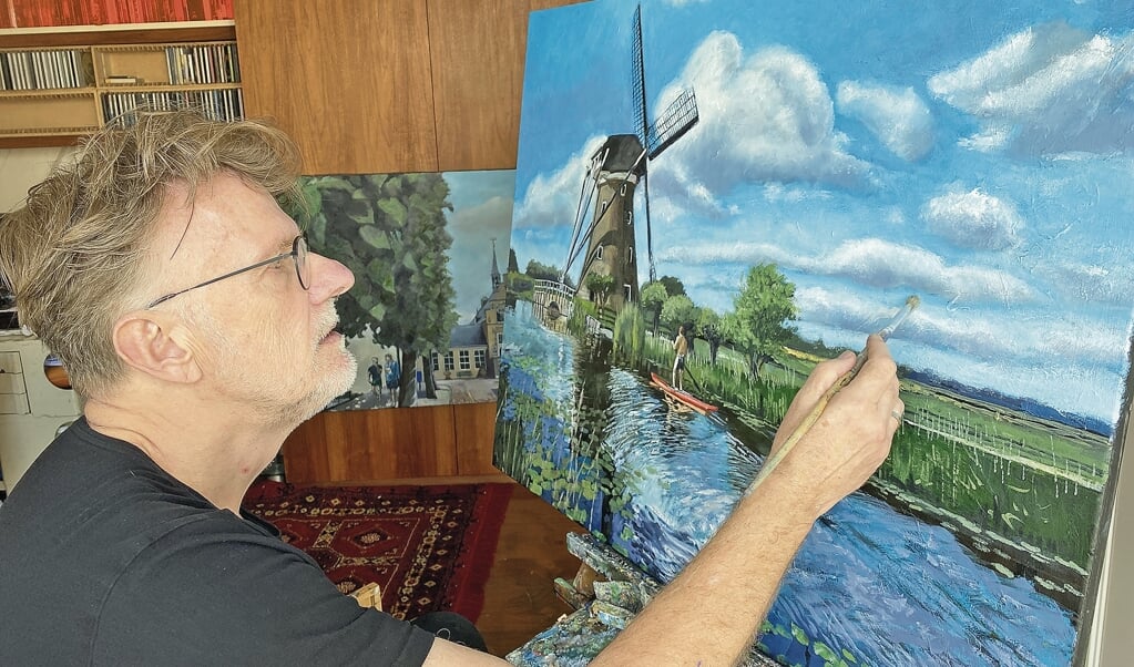 Jos Crezée werkt aan zijn schilderij van de Boezemmolen.