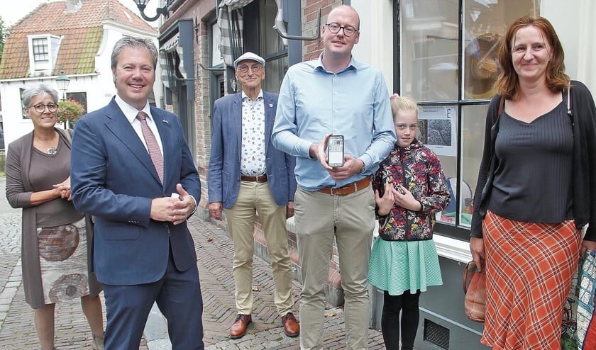 <p pstyle="BODY">Wethouder Bas Lont toont de app op zijn mobiel voor het bezoek van het gezelschap aan de plafondschilderingen in Markt West Zijde 5.</p>