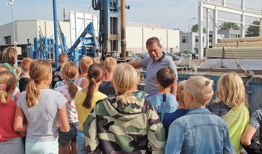 <p>De schoolkinderen hingen aan Martijn Verwoerd z'n lippen en vroegen honderd uit.</p>