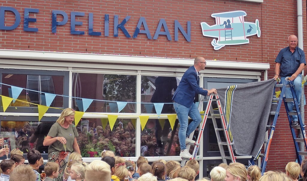 Sijmen Kosten (links) en René van Ommeren onthullen het logo van de school.