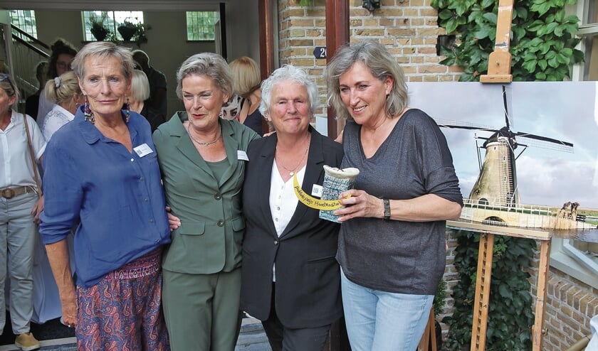 <p pstyle="BODY">De organisatoren samen met Emmy van Vliet</p>