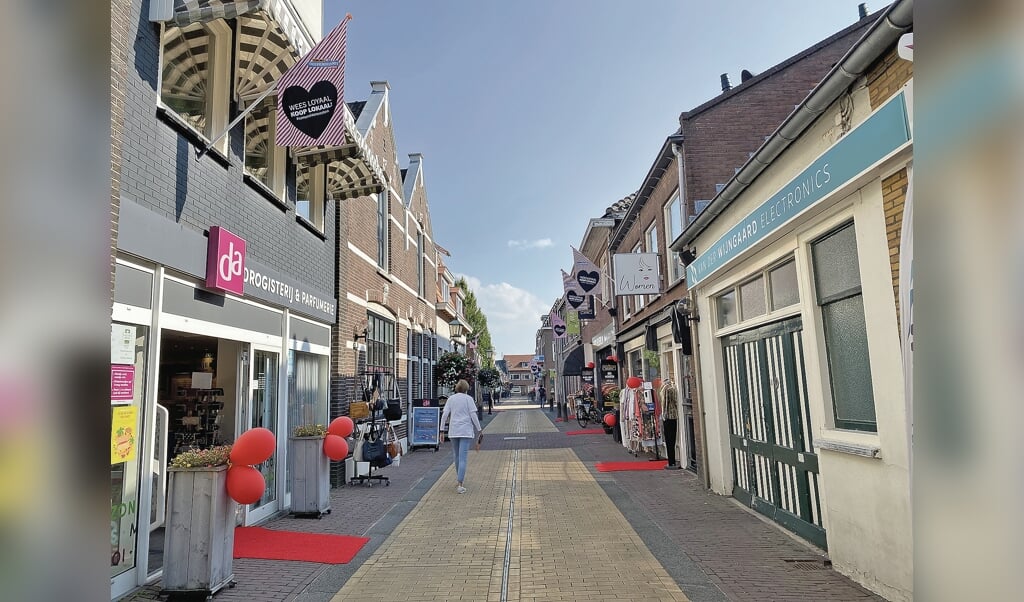 Voor het Welkom Thuis festival prijkten nieuwe vlaggen aan de gevels en werden de rode lopers uitgelegd.