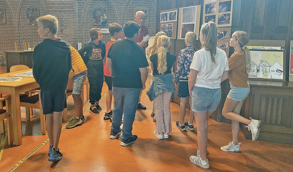 Aandachtig luisterden kinderen van groep 8 van de Graaf Jan van Montfoort school naar de uitleg van Sjaak Spruijt.
