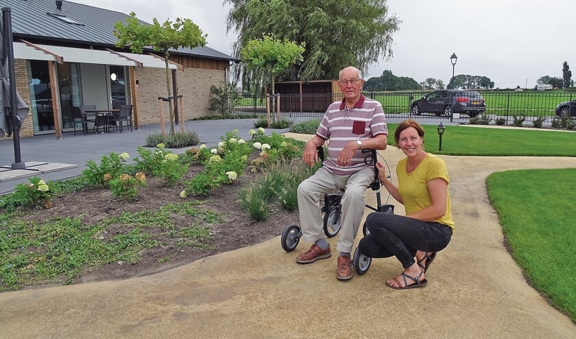 <p pstyle="BODY">Petra Blom met bewoner dhr. De Mik. De heer De Mik verzorgt graag de tuin. Samen met wethouder de Kok knipte hij het lintje door.</p>