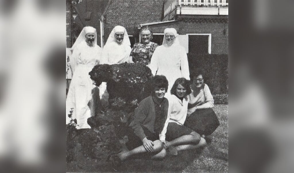 Het verzorgingsteam begin jaren '60.V.l.n.r. de zusters Louisina en Gabriëlla, Marie van Schaik (huishouding) en zuster Leonardina.Zittend het 'lekenpersoneel': Annie de Wit, Ria Sluis en Truus Straver.