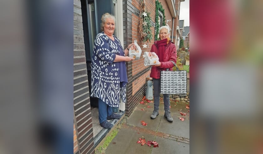 <p pstyle="BODY">Jeannette Bakker ontvangt de oliebollen aan de deur.</p>