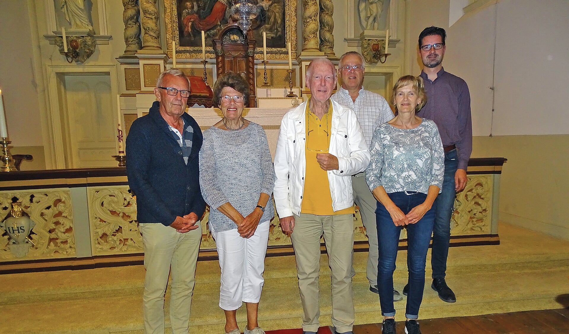 Het bestuur van het IKO met v.l.n.r.: Hans Lippe, Riet Sangers, Arnold Klever en Thea Bos. Achter Martin Weerstand (li) en Jan Paul Eijkelenboom. Louis Oosterom ontbreekt op de foto.