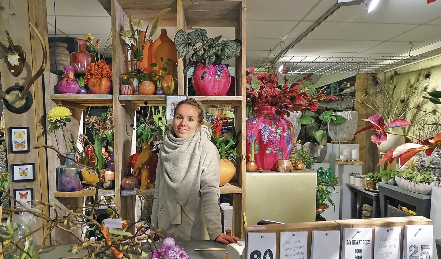Emy Heijstek in haar fleurige bloemenwinkel.