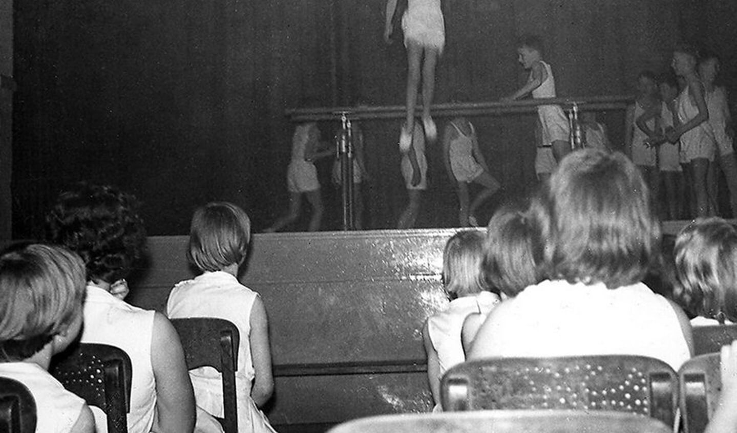 Een gymuitvoering van B.R.I.N.I.O.op het podium van Oudewater Vooruit.