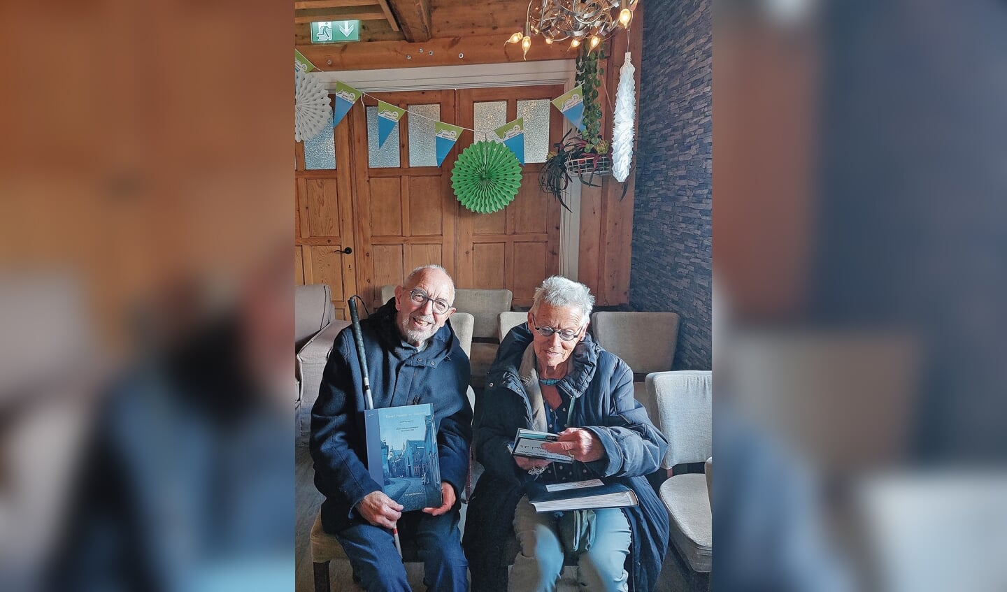 De heer Van Someren, schrijver van het boek 'Tussen Paradijs en Galgoord',samen met zijn vrouw in de archiefruimte die tijdelijk was ingericht in de Steinsetuin.